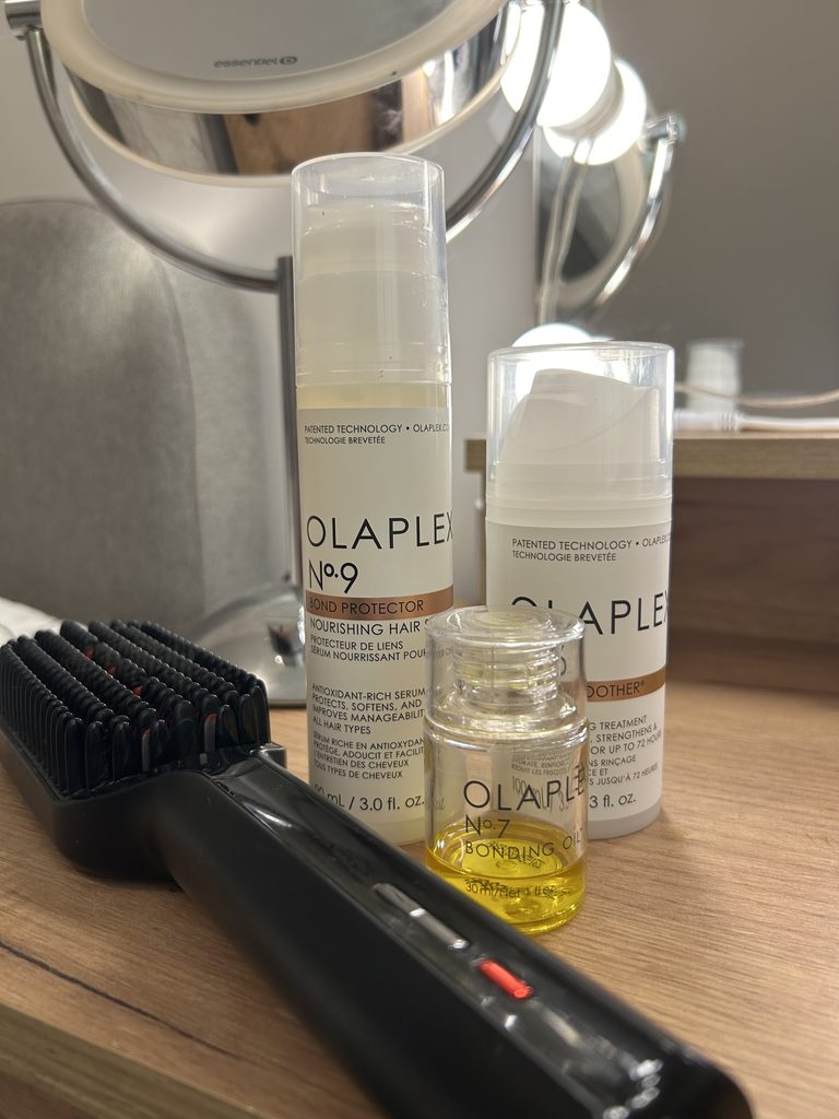 Olaplex Nº6, Nº7 y Nº9 junto a un cepillo térmico